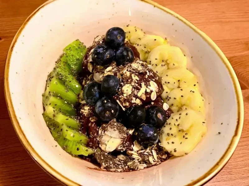 bowl de açaí con avena y frutas frescas